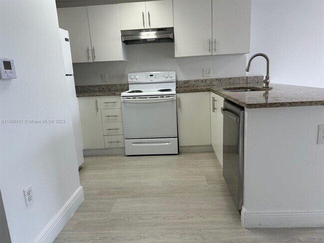 Foto del edificio - 3410 Coral Way