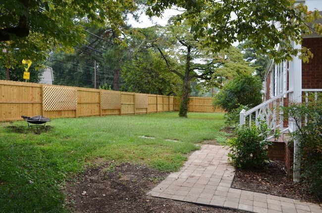 Foto del edificio - 2200 Wake Forest Rd