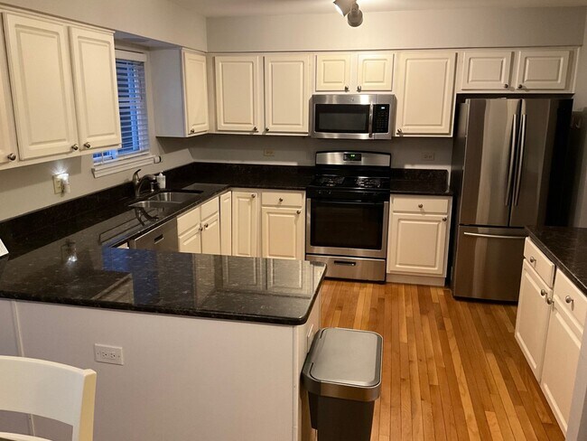 Building Photo - 1028 Lakewood Cir