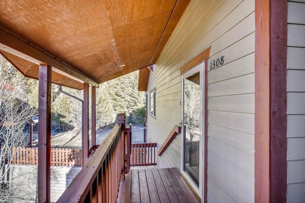 Heat included! 1 car garage! Vaulted Cei... - Heat included!  1 car garage!  Vaulted Cei...
