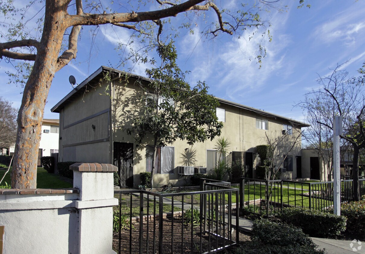 Primary Photo - 4701 Canoga St