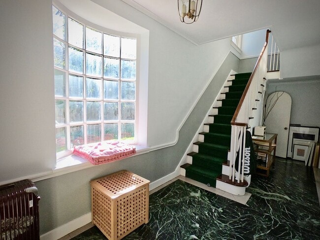 Building Photo - 9/1 Beautiful Hidden GEM. 2 Blocks from Wa...