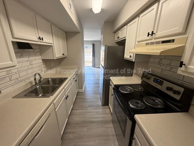 Building Photo - 2425 Tantelon Pl