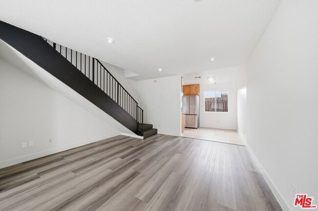 Foto del edificio - 6616 Sylmar Ave