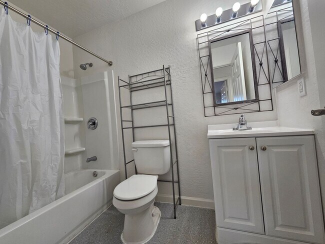 Building Photo - FREE RENT!!    CALL FOR DETAILS!!   ALL  N...