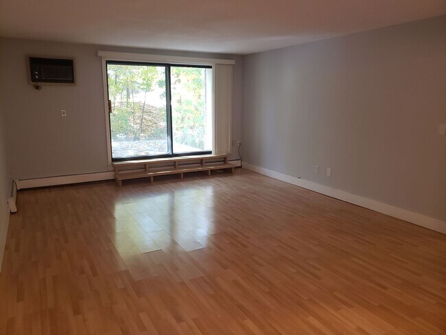 Foto del edificio - Comfortable 2-Bedroom Condo Near Lake Minnetonka – Private Deck & Resort-Style Amenities