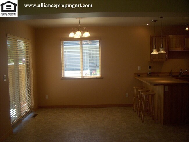 Building Photo - Fantastic, Spacious 3 Bedroom 2 Bath Condo
