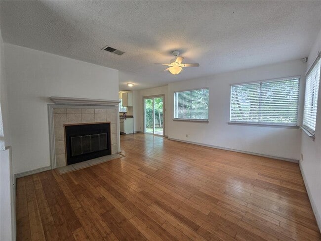 Building Photo - 807 Meadowcreek Dr
