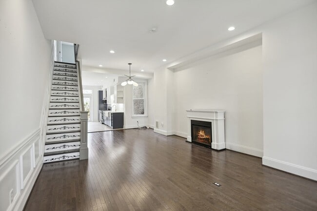 Building Photo - Available Now! // 3 Bedroom 2.5 Bathroom T...