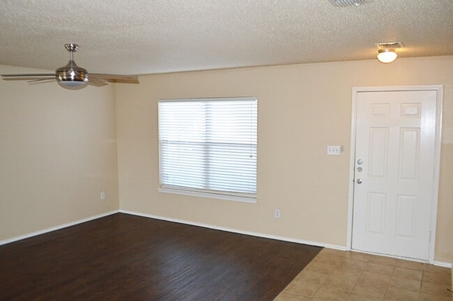 Building Photo - Large 2 story home with easy access to 820...