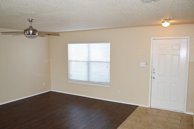 Foto del edificio - Large 2 story home with easy access to 820...