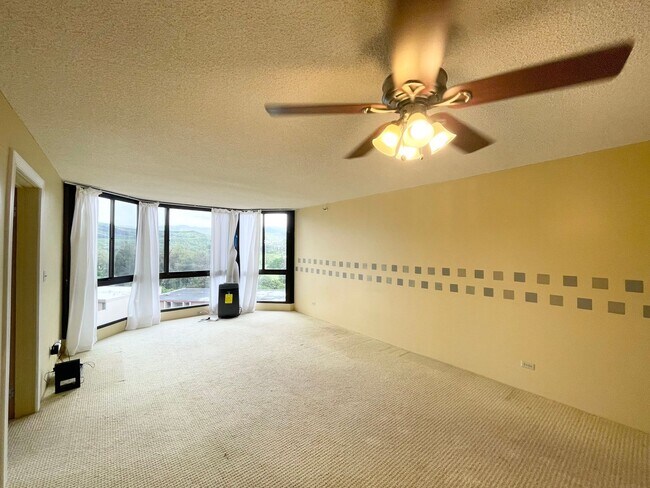 Building Photo - Rarely available 2 bedroom, 2 bathroom uni...