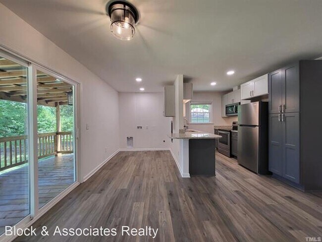 Building Photo - 3 br, 1.5 bath House - 8717 Peach Tree Dr