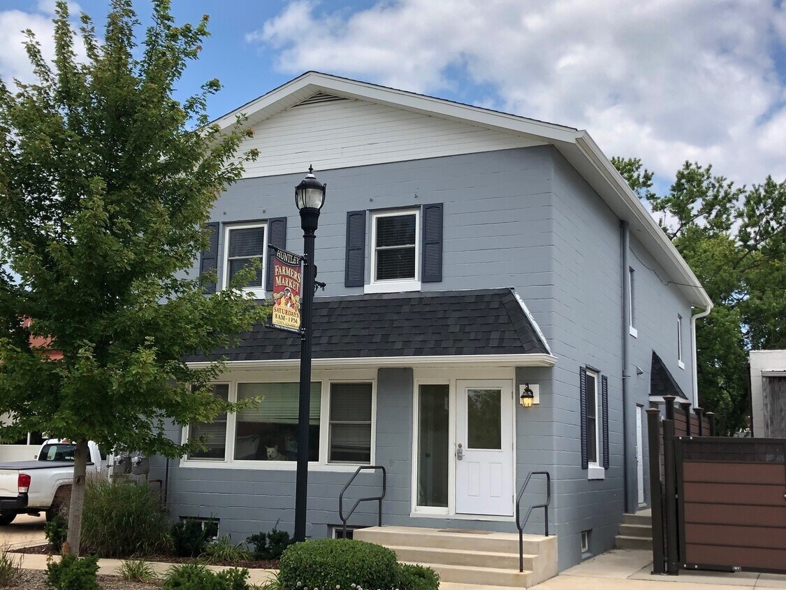 11806 Coral St Unit B, Huntley, IL 60142 Room for Rent in Huntley, IL