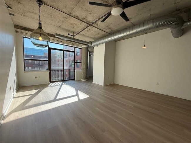 Foto del edificio - 115 W Peachtree Pl NW