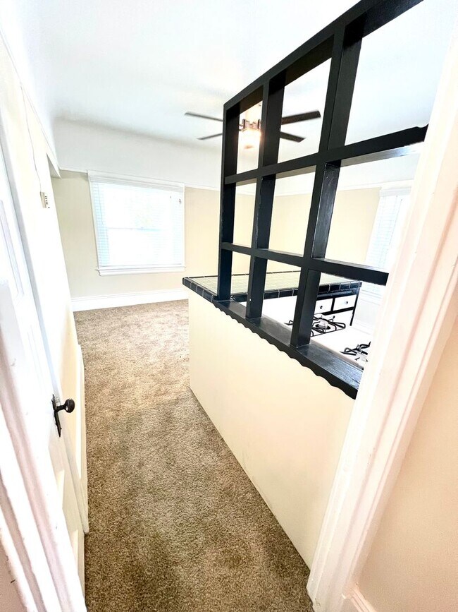 Foto del edificio - Vintage Upstairs Midtown Apartment