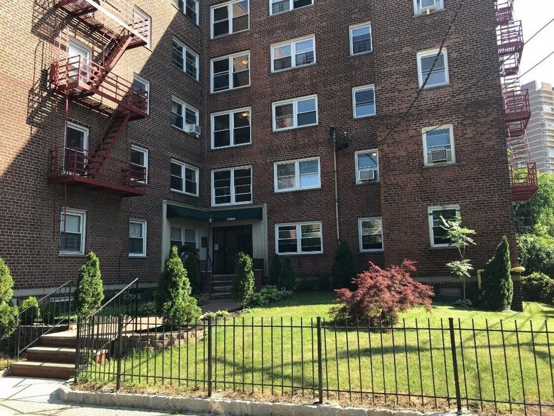 6117 JFK Blvd E Unit 1L, West New York, NJ 07093 Room for Rent in