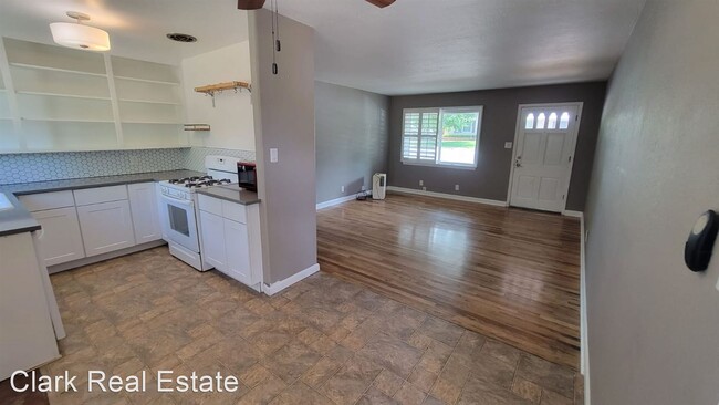 Building Photo - 3 br, 1 bath House - 810 Reeves Ave