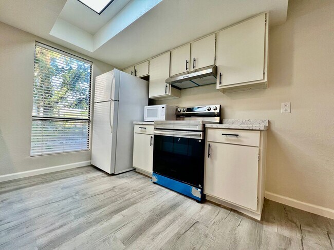 Building Photo - AVAILABLE NOW!! Recently Renovated 2 Bedro...
