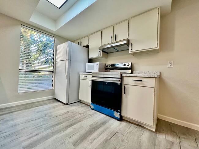 Foto del edificio - AVAILABLE NOW!! Recently Renovated 2 Bedro...