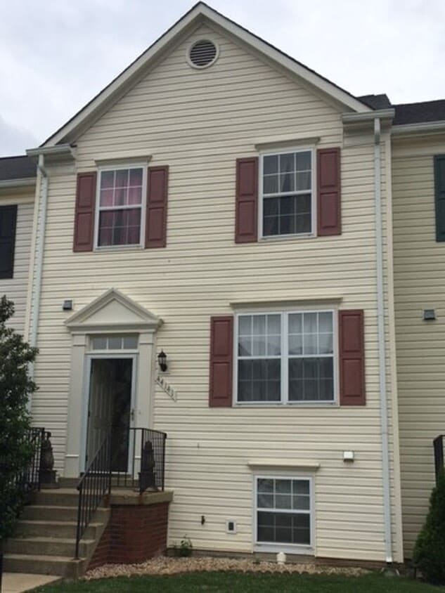Spacious 4 Bedroom 3.5 Bathroom with Deck ... - Spacious 4 Bedroom 3.5 Bathroom with Deck ...