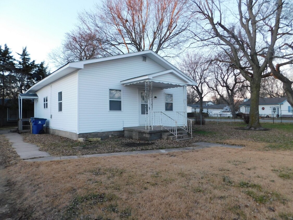 Foto principal - Great 2 bedroom/1 bath home with 2 car gar...