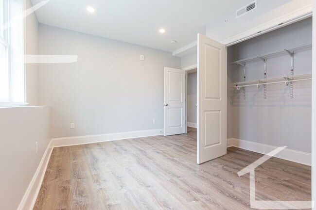 Foto del edificio - Amazin 4 bed 2 bath available NOW