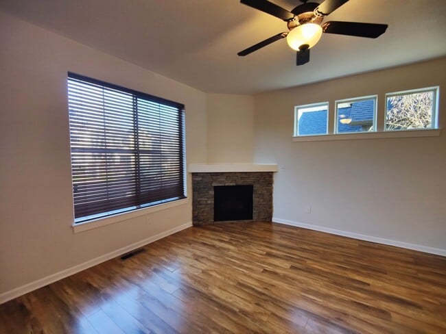 Foto del edificio - Beautiful 3x2.5 with fenced patio and upstairs bonus area