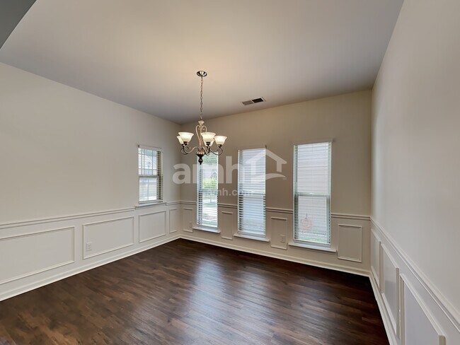 Building Photo - 1522 Balvaird Dr SE