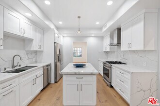 Building Photo - 851 N San Vicente Blvd