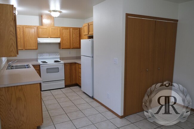 Building Photo - 2 Bedroom, 1 1/2 Bath Townhouse