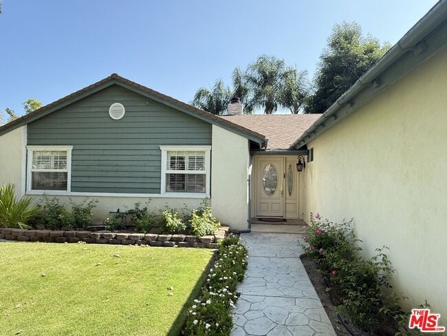 Building Photo - 30556 Rainbow View Dr