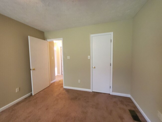 Building Photo - 1332 Oak Knolls ~ Lake Rim Shores