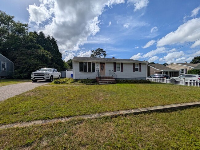Foto del edificio - **West Warwick/Cowesett Single Family - $2...