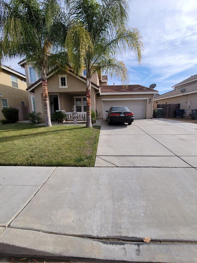Building Photo - Spacious 4 Bed, 3 Bath Home in Madera – Pe...