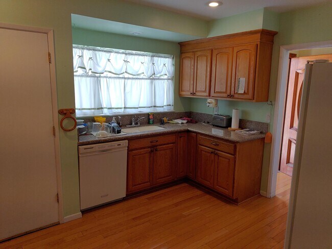 Building Photo - 927 Latchford Ave