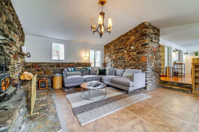 Foto del edificio - 627 Bear Valley Rd