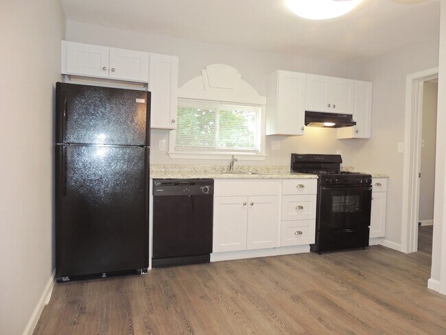 Foto del edificio - 3 Bed - 1 Full Bath Eastlake, Ohio Ranch f...
