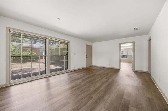 Foto del edificio - 1702 Ridgemont Dr