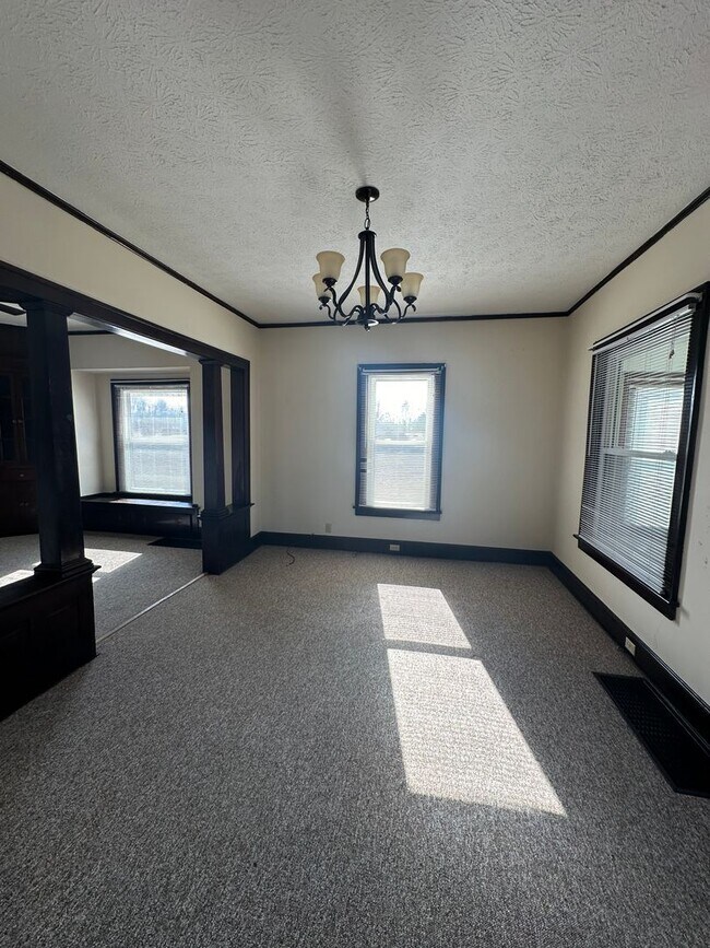 Building Photo - Two Bedroom House