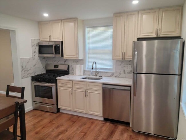 Foto del edificio - 62 High Ridge Dr