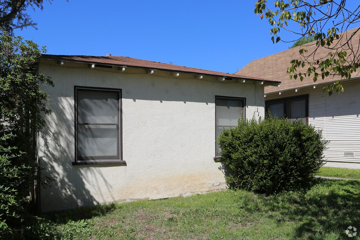 Building Photo - 114-122 E 5th Ave