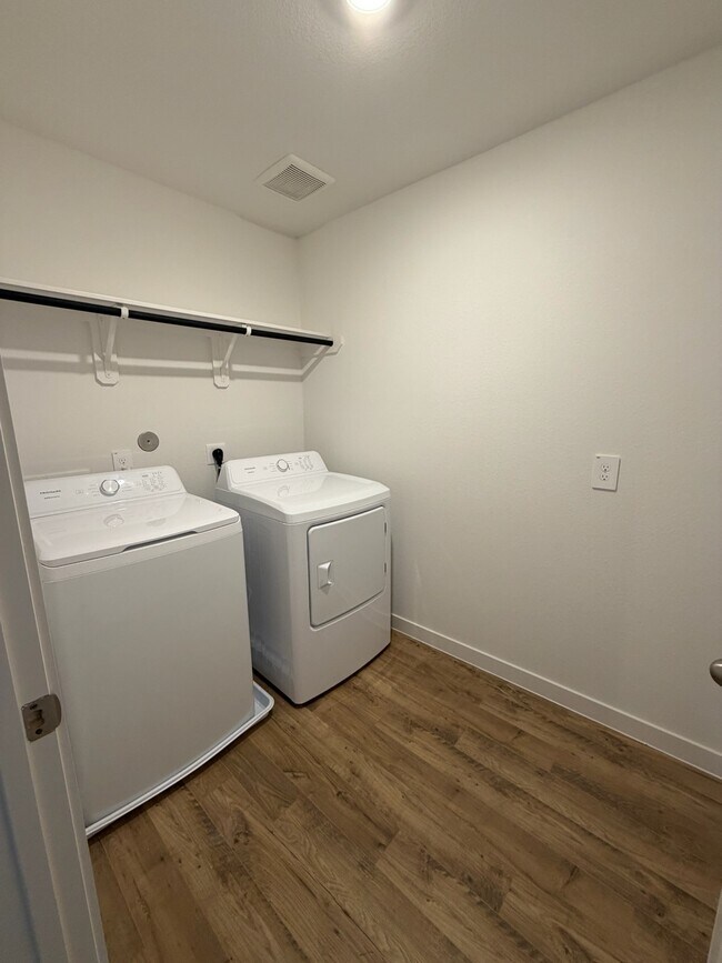 Foto del edificio - 3550 Blue Mockingbird St