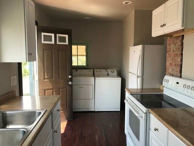 Lavadora y secadora en la cocina. - 1105 E 8th St