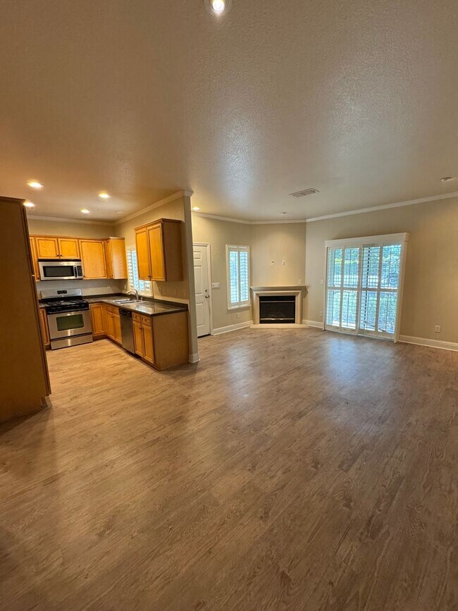 Building Photo - Lovely well cared for condo