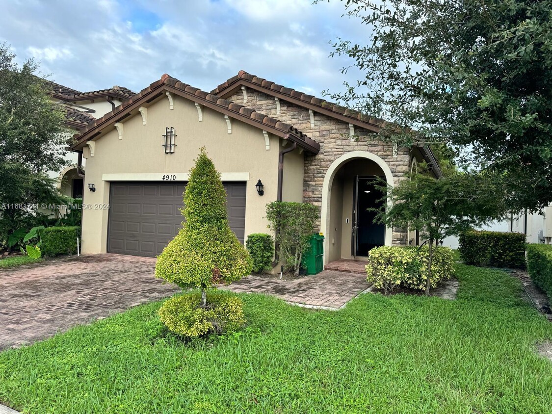 Foto principal - 4910 NW 48th Ln