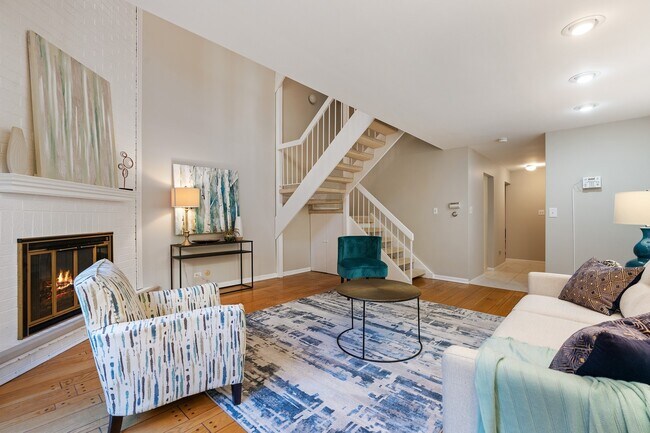 Building Photo - 434 W Briar Pl