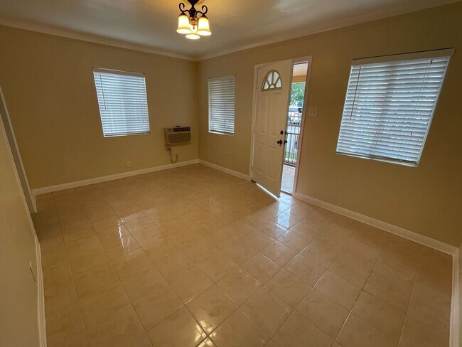 Foto del edificio - 319 N Coronado St