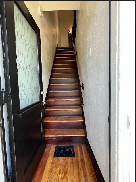 Escalera principal - 5222 Morganford Rd