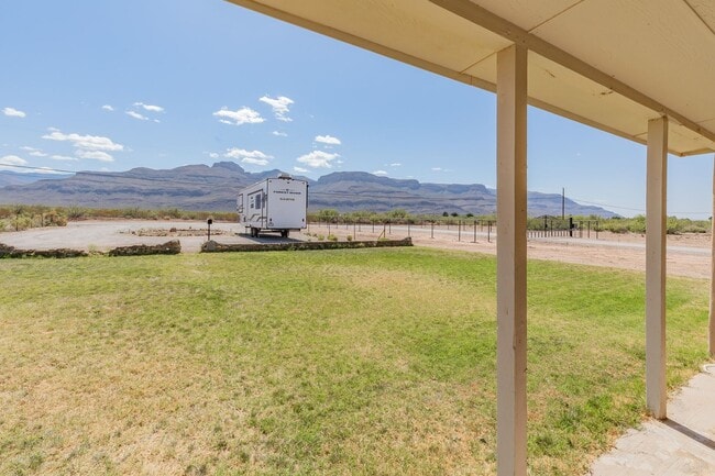 Building Photo - Charming 3 bedroom 2 bath Home - MOVE IN S...
